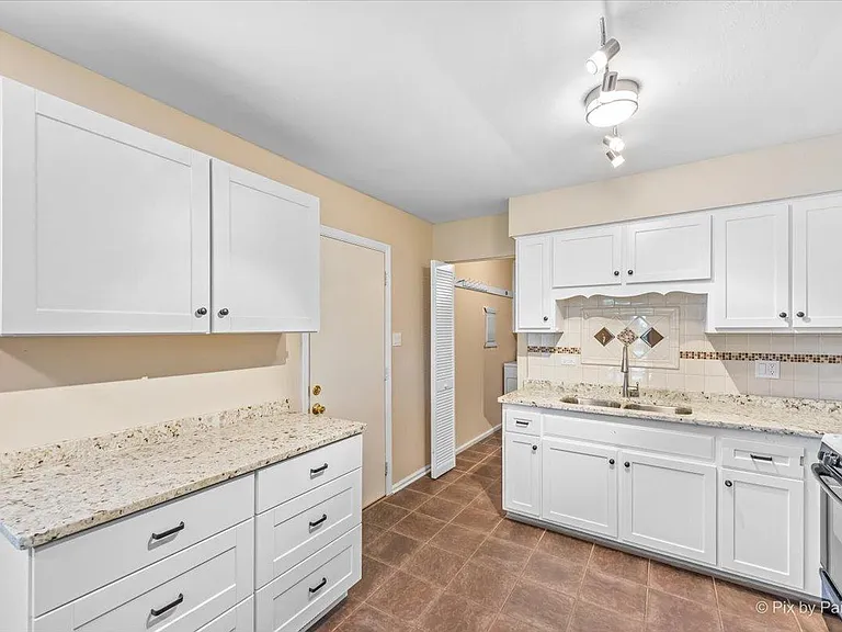 16731 Hilltop Ave — Photo 8