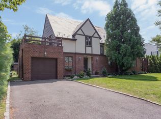 205 Brixton Rd, Garden City, NY 11530