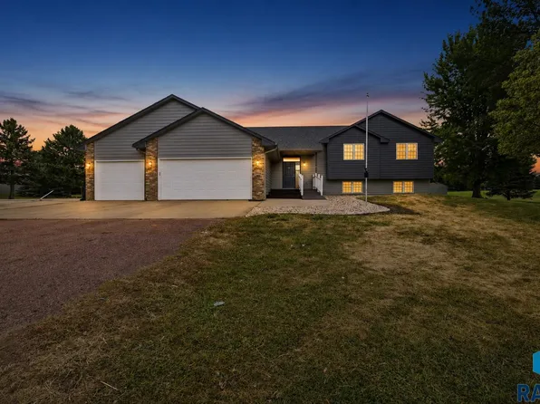 26786 Country Acres Dr, Sioux Falls, SD 57106