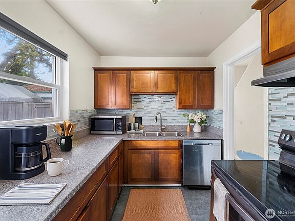 4th image of 9664 Bridgeport Way SW