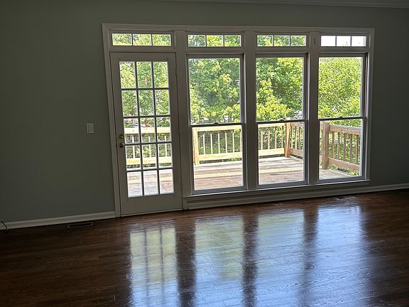 5th image of 2524 Oakwood Way SE