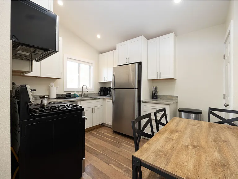 472 & 476 Lewis St #474 — Photo 6