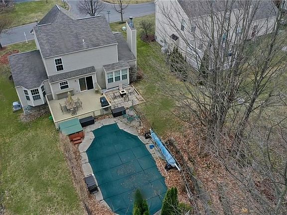 3rd image of 18 Chaucer Cir