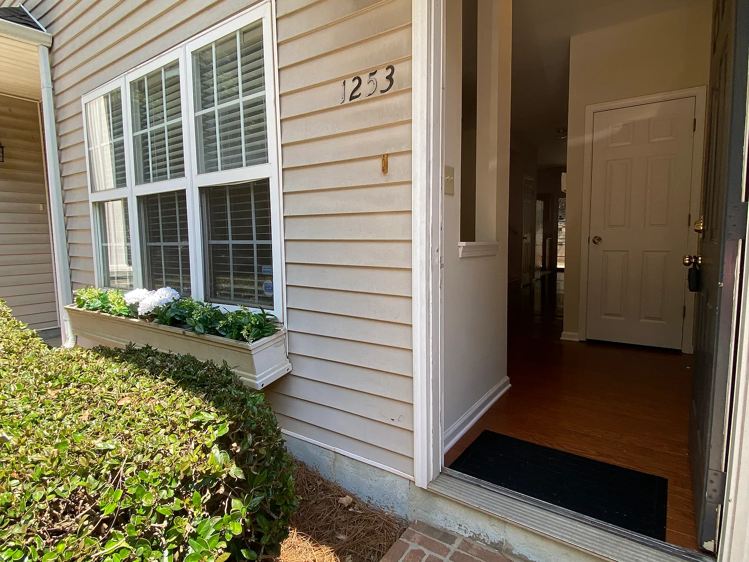 1253 E Woodlawn Rd — Photo 1