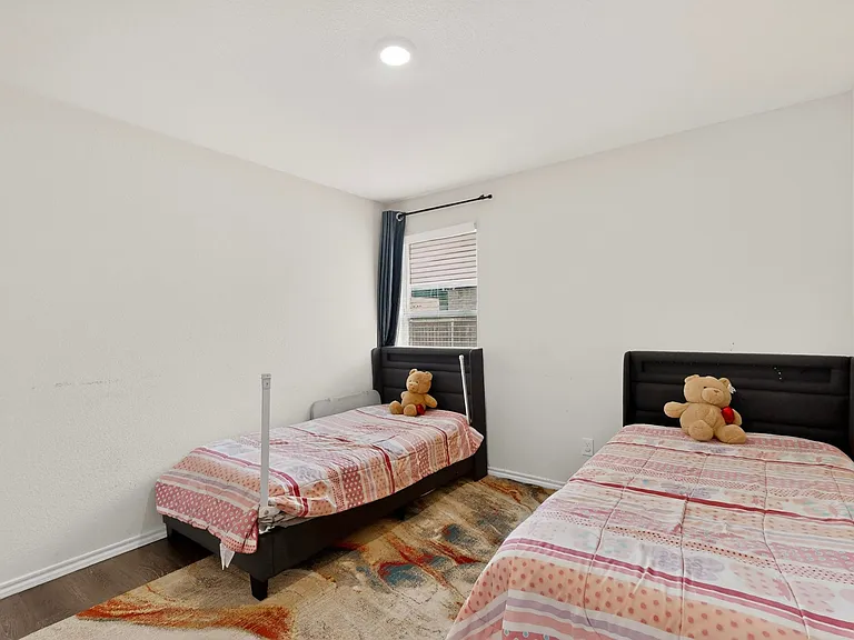 1114 Emerald Gate Dr — Photo 32