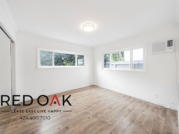 3rd image of 14047 Moorpark St #1