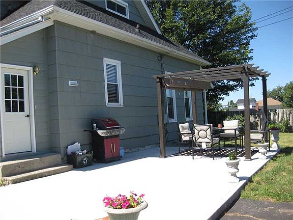 5th image of 704 N Ireland St