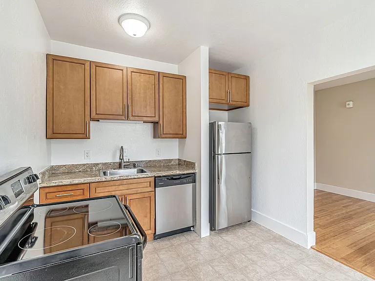435 Hayes Apartments — Photo 6
