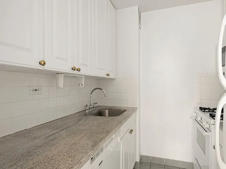 310 E 46th St #18S — Photo 4