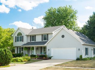 1005 Lake Dr, Mahomet, IL 61853