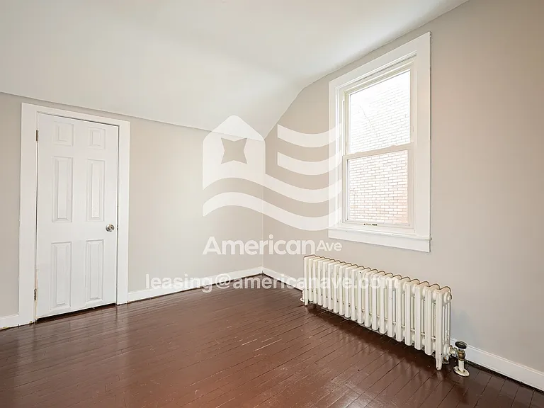 1070445_011_bedroom_11.jpg