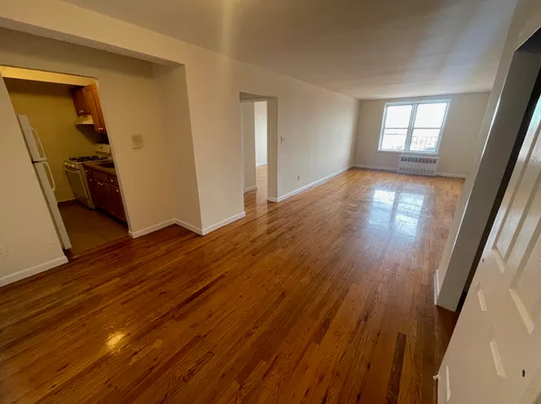 6574 Saunders St APT 6C, Flushing, NY 11374