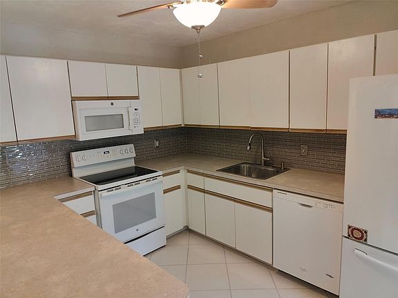 3rd image of 711 NW 25th Avenue #D