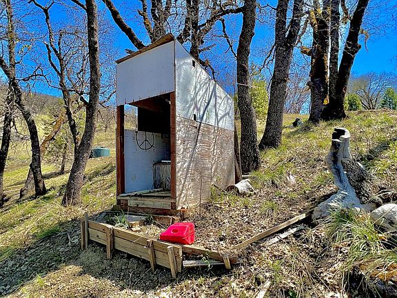 4th image of 1786 County Line Creek Rd