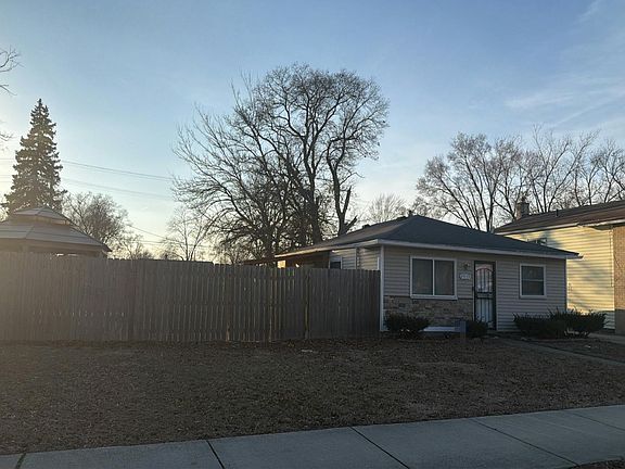 3rd image of 20419 Roselawn St #20415