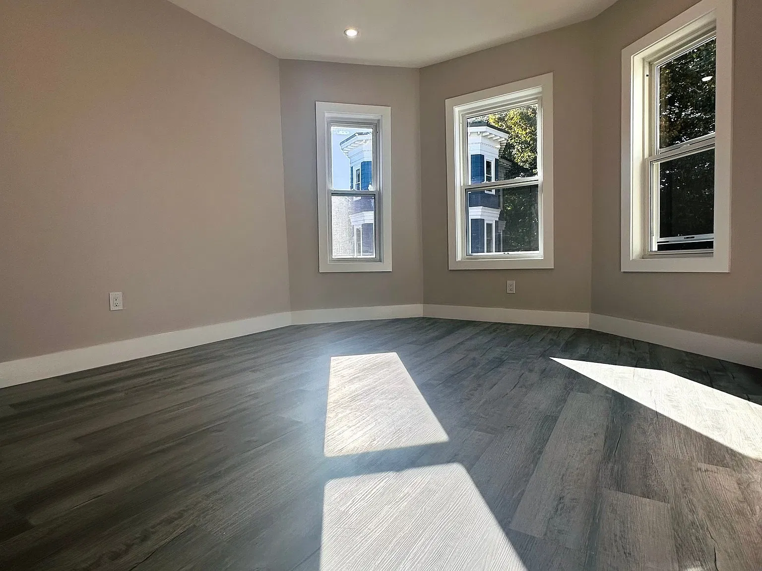 4 bed, 999 sqft, $3,800 — Photo 2