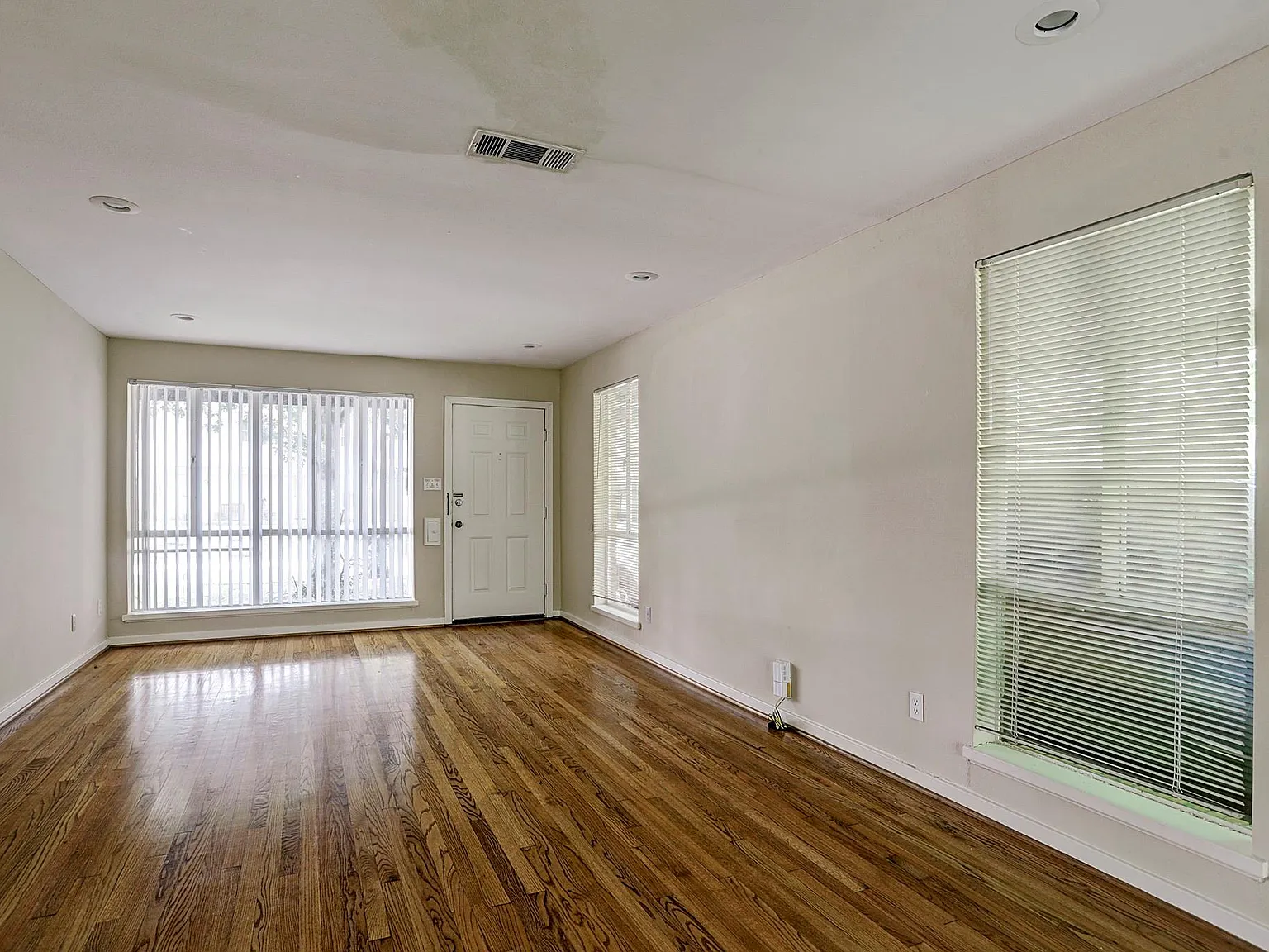 3 bed, 1723 sqft, $2,950 — Photo 2