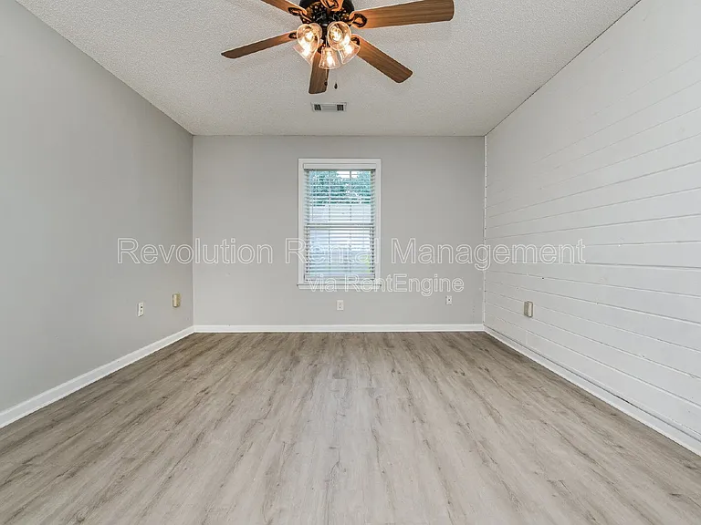1740 Summerwoods Ln — Photo 9