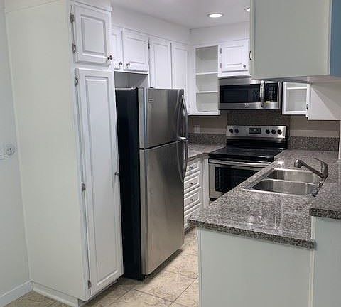 5th image of 816 Westmount Dr APT 204