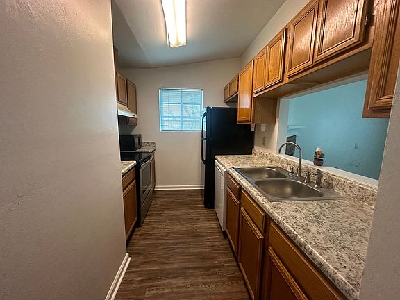 3rd image of 424 Richview Park Cir E