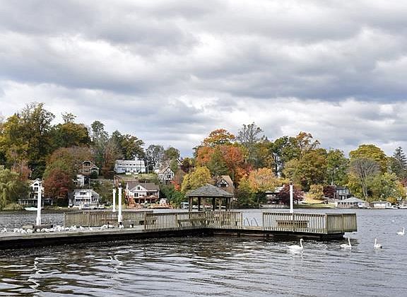 Private pier for residents - walk out and sit and enjoy the views or take a dip in the lake!