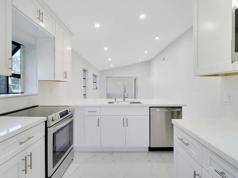 8055 Sweetbriar Way — Photo 7
