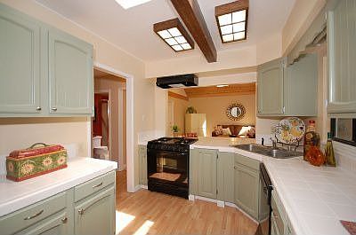 Kitchen w/breakfast bar