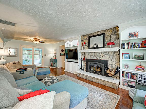 5th image of 3103 Lakewood Dr