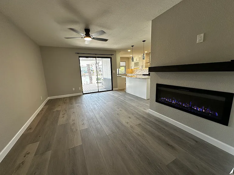 1224 Beach Ct — Photo 4