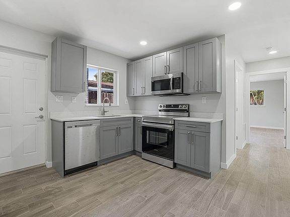 5th image of 504 SE 9th Court