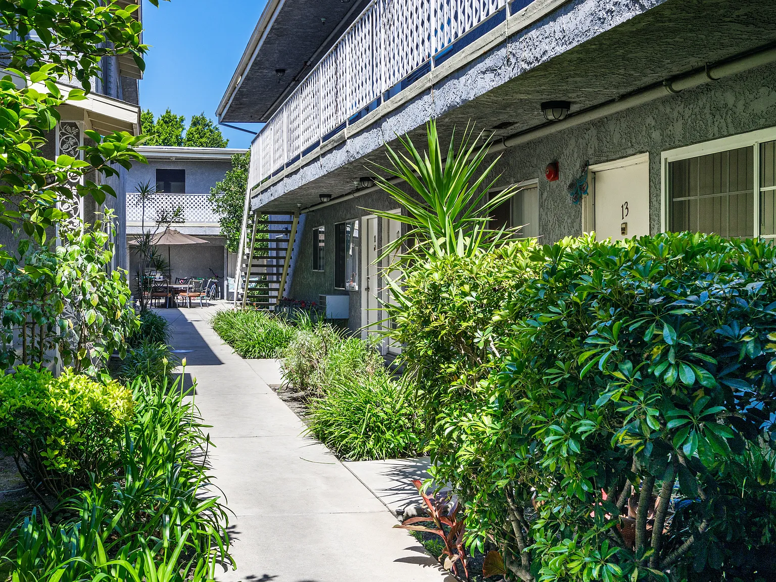 Whitsett Courtyard Apartments — Photo 3