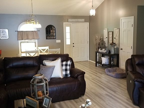 Dining area / front entryway