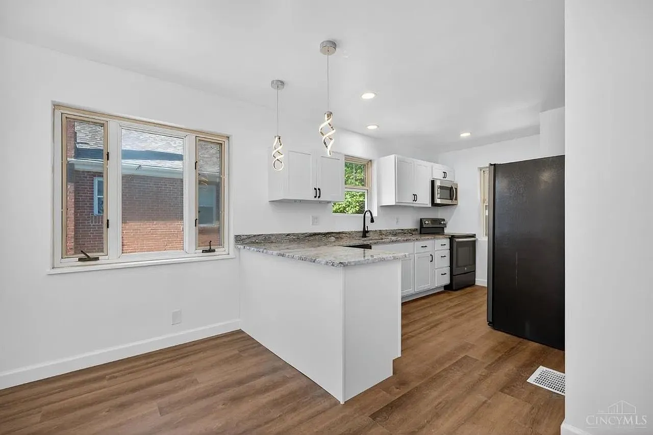 2 bed, 1.0 bath, 902 sqft, $1,900 — Photo 3