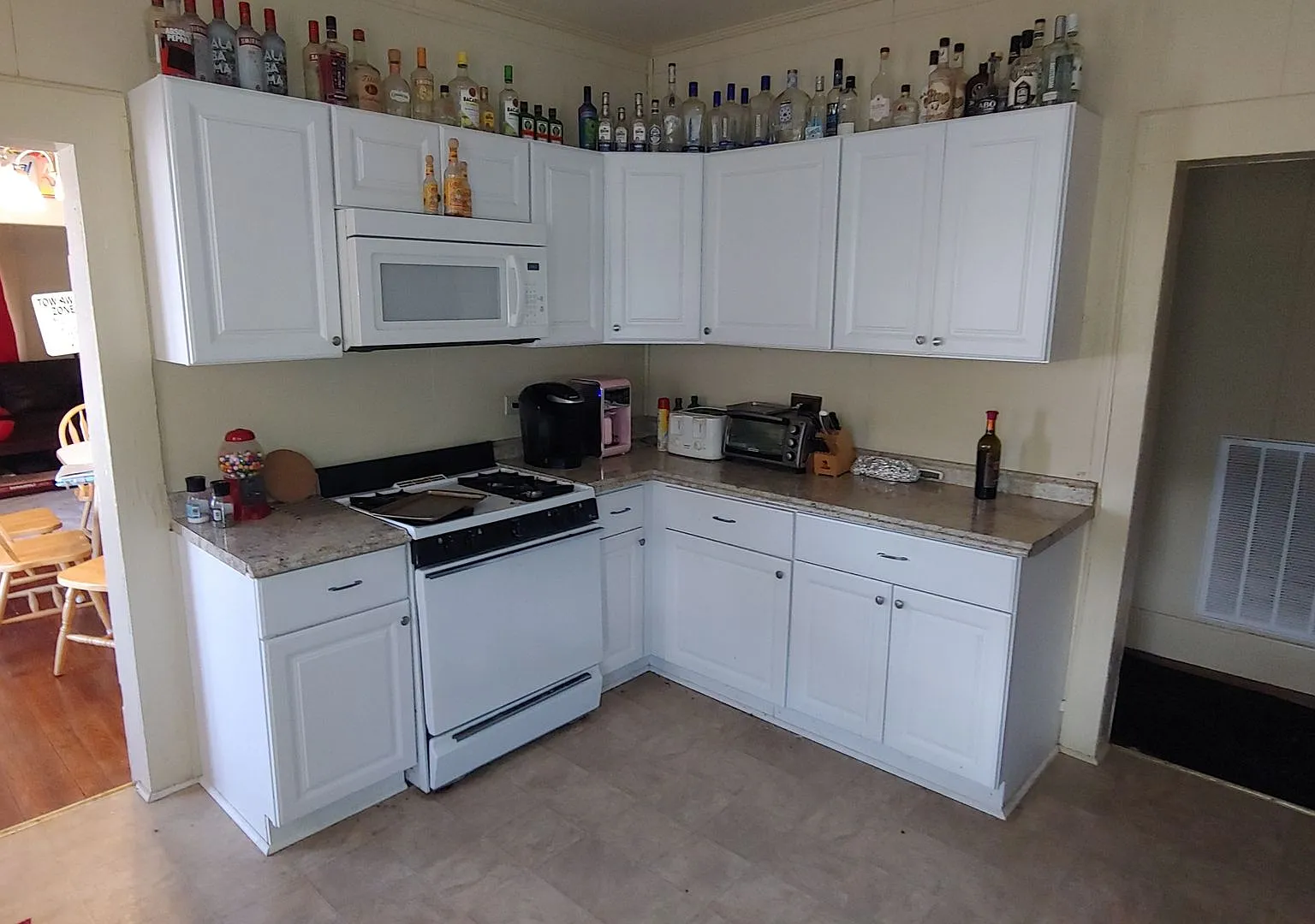 4 Bedroom on Campus - great Location — Photo 3