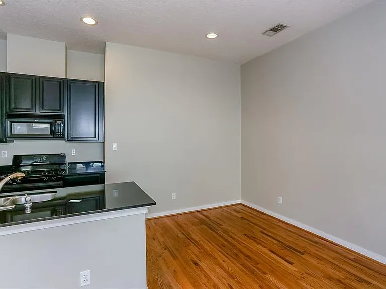 4030 Center St — Photo 8