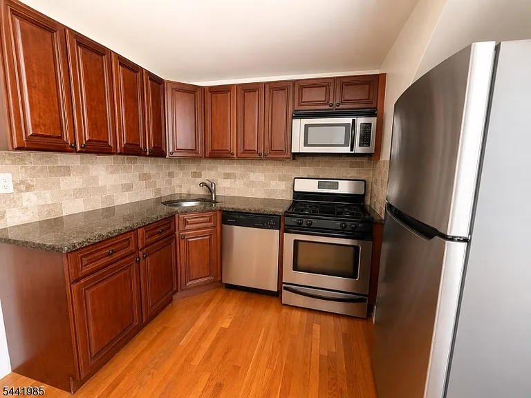 513 Academy St — Photo 4