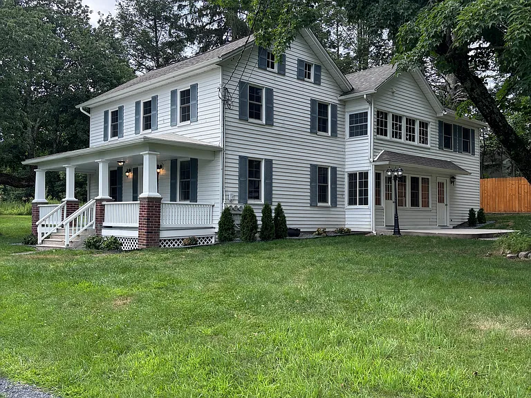 365 Greenview Dr — Photo 2