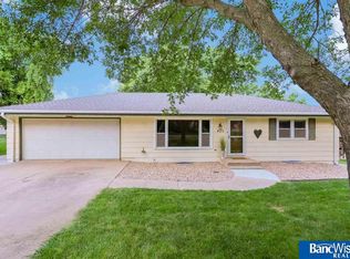 425 Village View Dr, Hickman, NE 68372