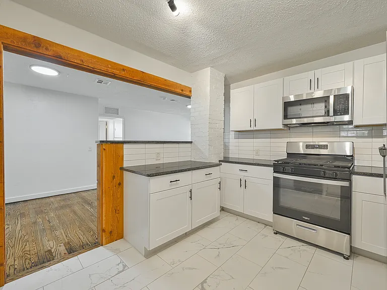 713 NE 34th Ter — Photo 11