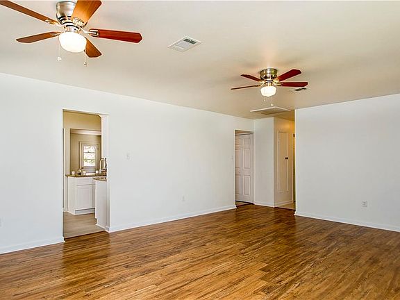 4th image of 421 John Hopkins Dr