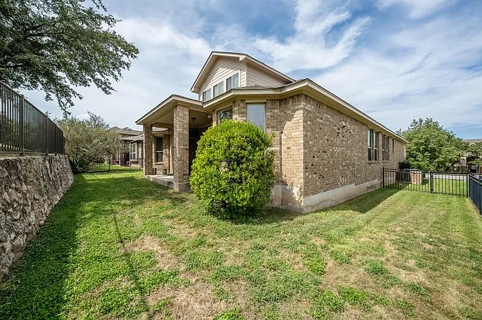 310 Bellagio Dr — Photo 2