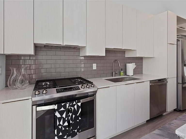 2820 John R St — Photo 7