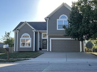 624 S Stone Creek Dr, Gardner, KS 66030