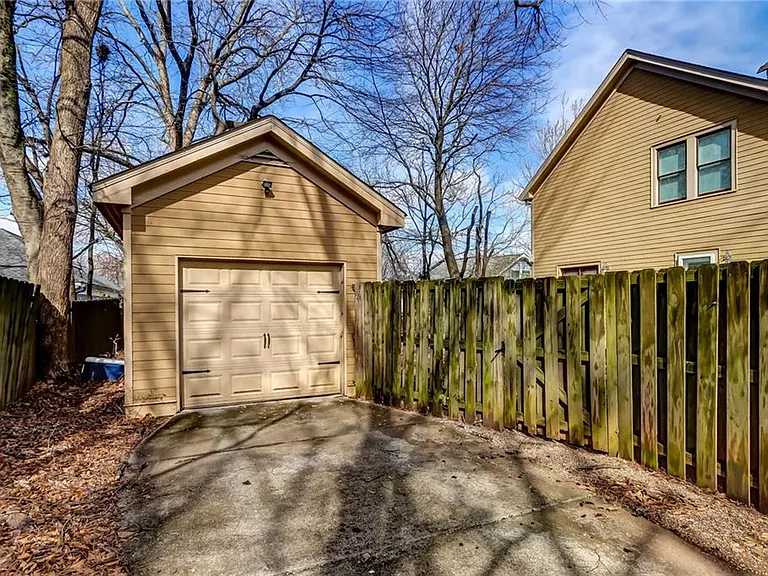 345 Chastain St SE — Photo 25
