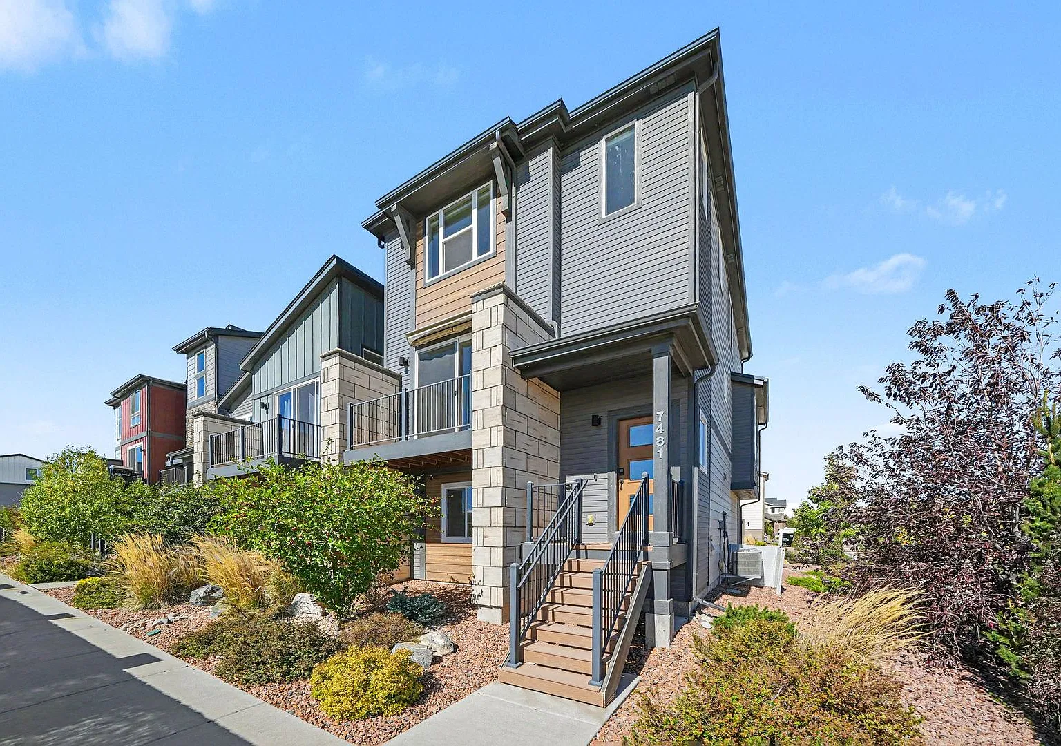 Modern Hannah Ridge Home with Three Private Bedroom Suites Attached Garage — Photo 2