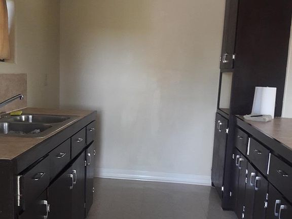 2nd image of 1220 N Reagan St
