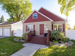 919 Letnes Dr, Grand Forks, ND 58201