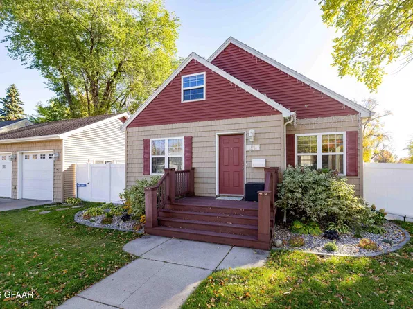 919 Letnes Dr, Grand Forks, ND 58201