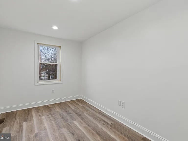 458 E Federal St — Photo 21