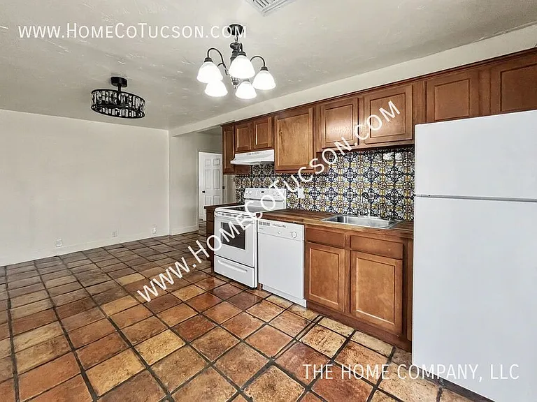 4564 E Seneca St — Photo 14